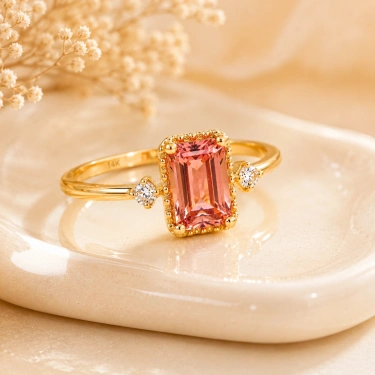 0.90 Karat Pembe Turmalin Pırlanta Yüzük, Zümrüt Kesim Altın Yüzük