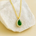 14 Ayar Altın Damla Kesim Anturajlı Zümrüt Kolye