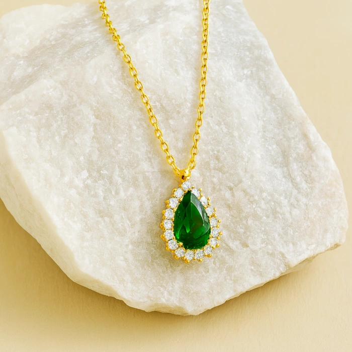 14 Ayar Altın Damla Kesim Anturajlı Zümrüt Kolye