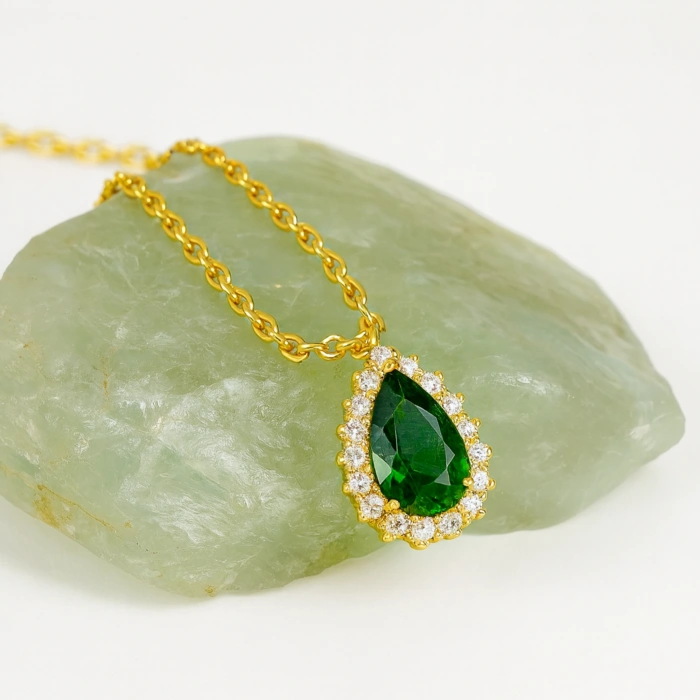 14 Ayar Altın Damla Kesim Anturajlı Zümrüt Kolye