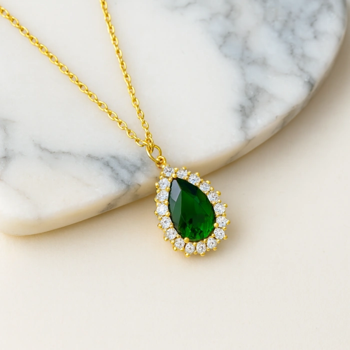 14 Ayar Altın Damla Kesim Anturajlı Zümrüt Kolye