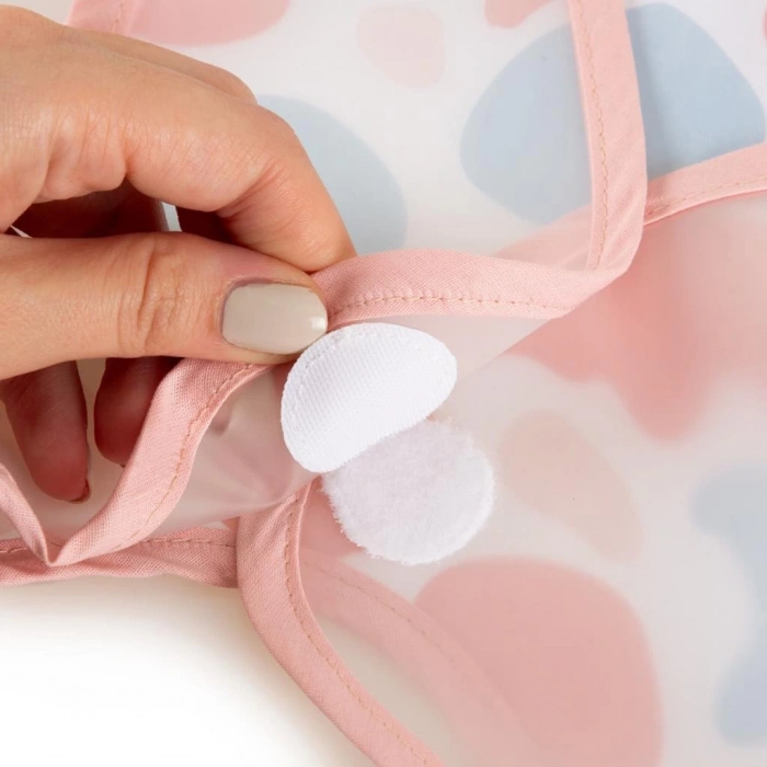 Pembe Giymeli Önlük ile Konforlu, Leke Tutmaz ve Eğitici Beslenme Zamanı