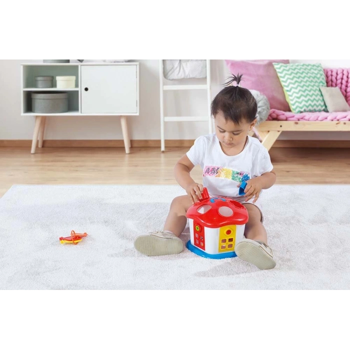 Çocuk Dolu Sevimli Bultak Ev Kilitli Kapı