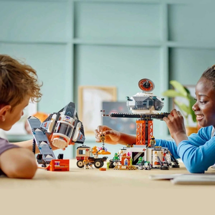 Uzay üssü ve roket fırlatma oyunu ile bilimsel merakı artıran eğitici keşif deneyimi