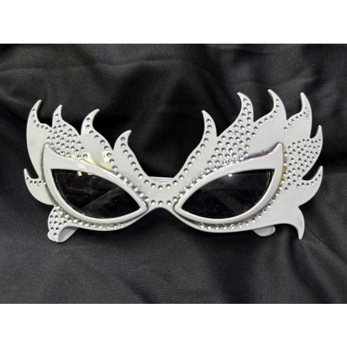 Beyaz alev gözlükle kostüm temalı eğlenceli ve yaratıcı partilerde rol alma keyfi