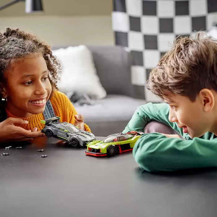 LEGO Speed Champions Aston Martin Valkyrie AMR Pro ve Aston Martin Vantage GT3, 76910 