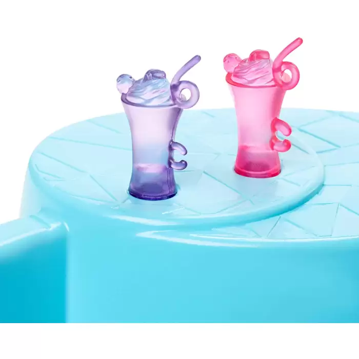 Barbie ve Eğlenceli Havuzu, 30 cm Boyunda, Kaydıraklı Havuz Oyun Seti