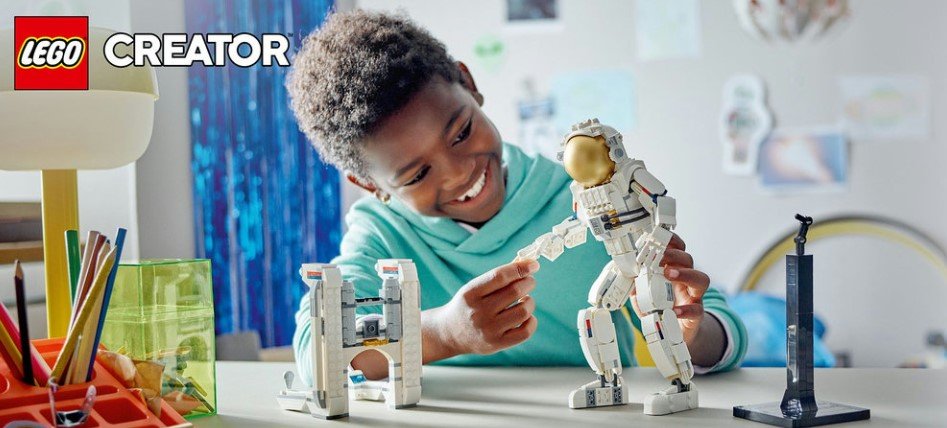 Lego Astronot Oynayan Çocuk