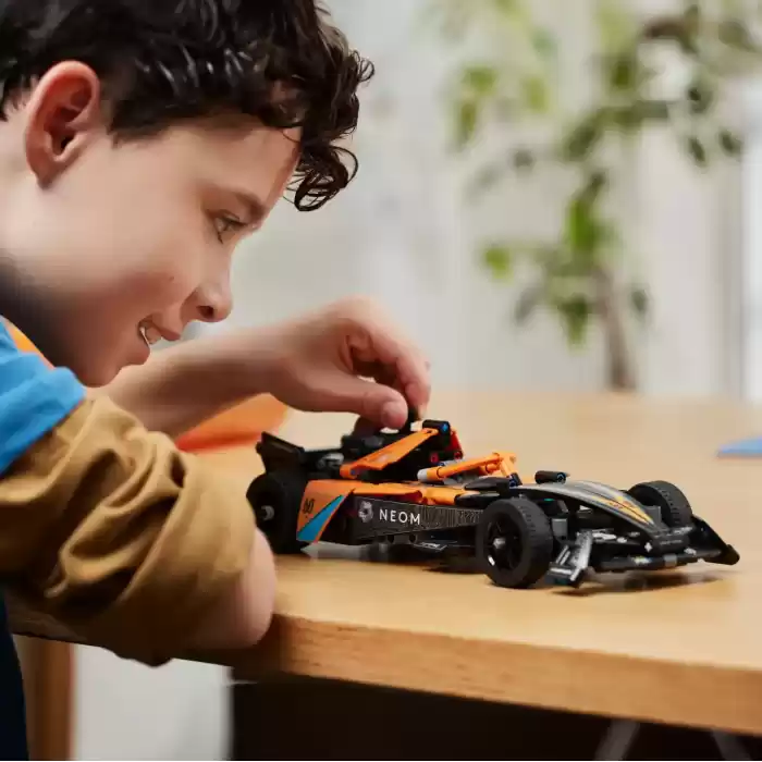 LEGO Technic NEOM McLaren Formula E Yarış Arabası - 42169