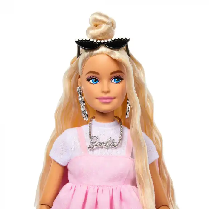 Barbie Deluxe Style Bebekler - Kahverengi Örgü Saçlı, HYV27