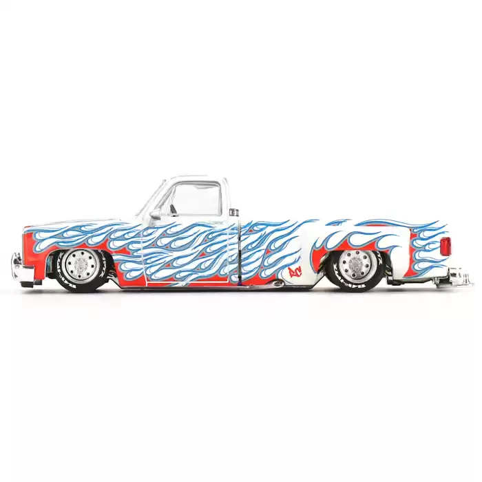 Mini GT 1/64 Chevrolet Silverado Dually on Fire V2 - KHMG157