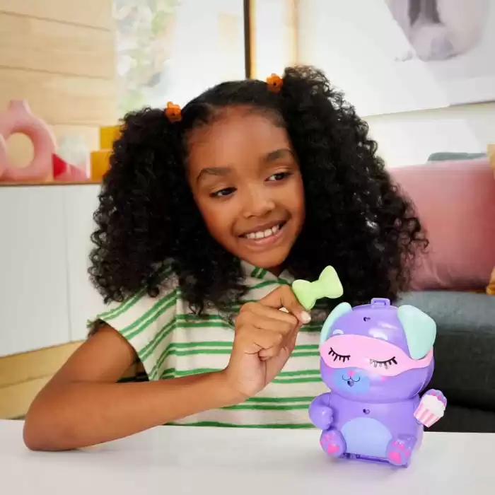 Polly Pocket ve Maceraları Kompakt Oyun Seti JFG56 - Göz Bantlı Köpek