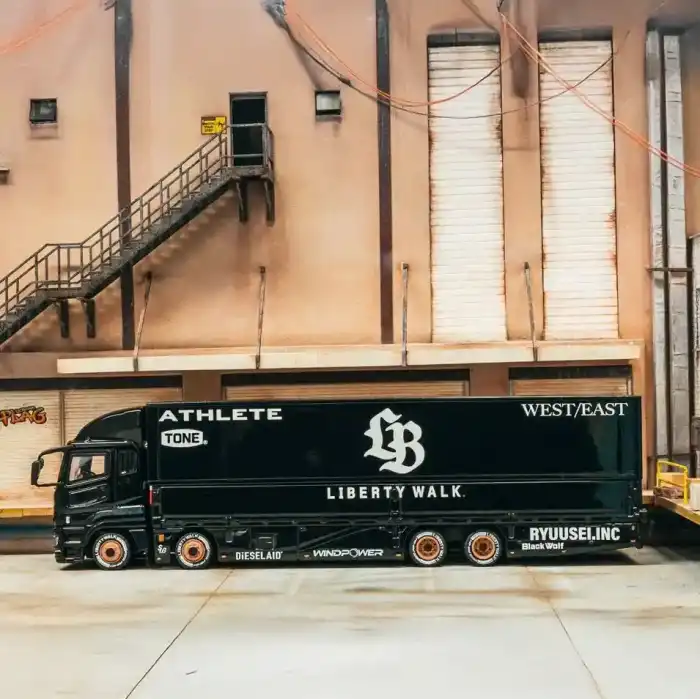 Tarmac Works 1/64 Mitsubishi Fuso Super Great LB-TRUCKS Black - TRUCK64