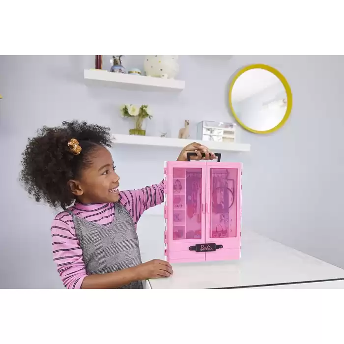 Barbienin Pembe Gardırobu