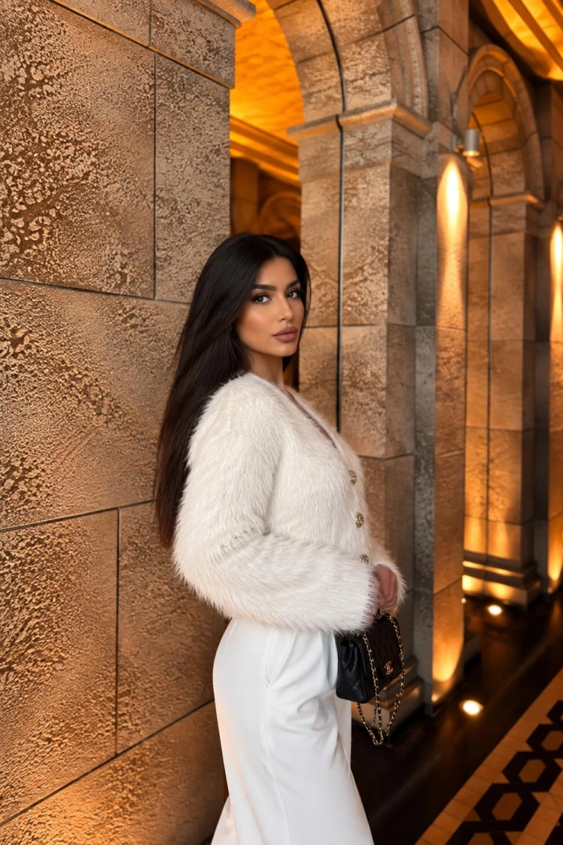 BEYAZ SAKALLI GOLD DÜĞMELİ V YAKA TRİKO