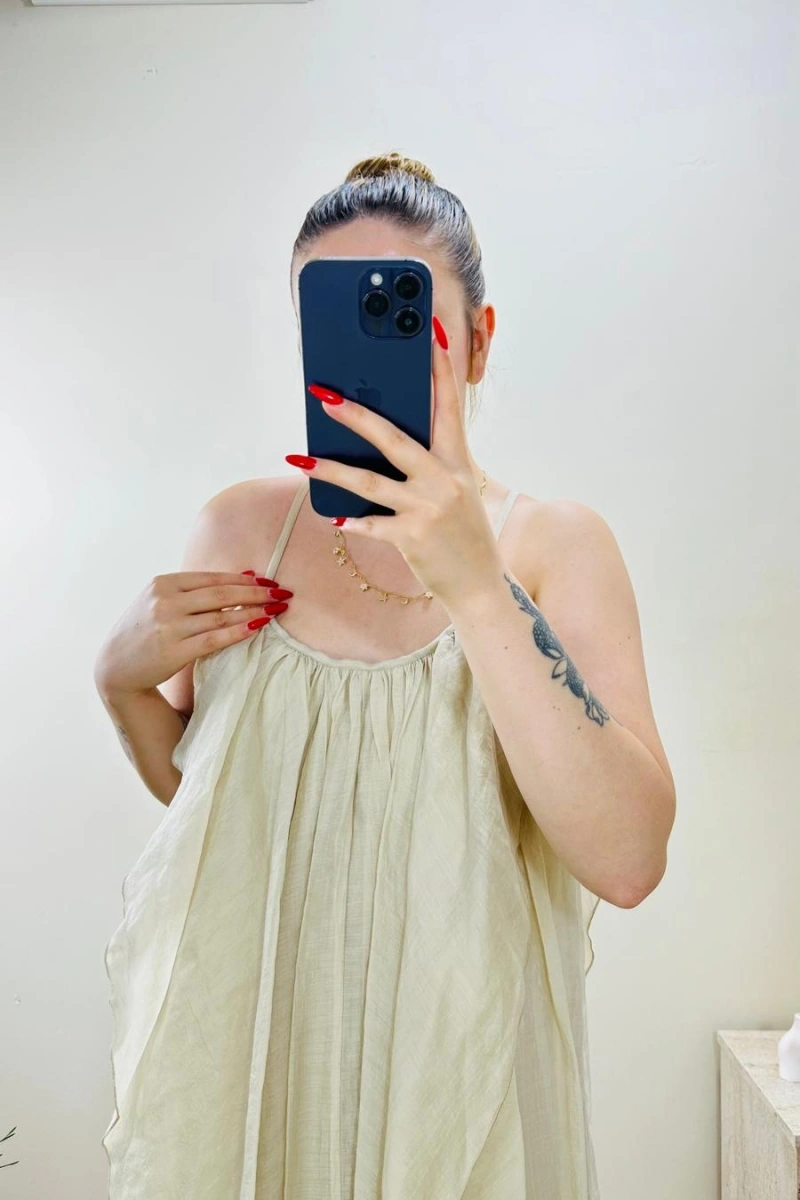 BÜZGÜLÜ ASKILI EKRU MAXİ BOY ELBİSE