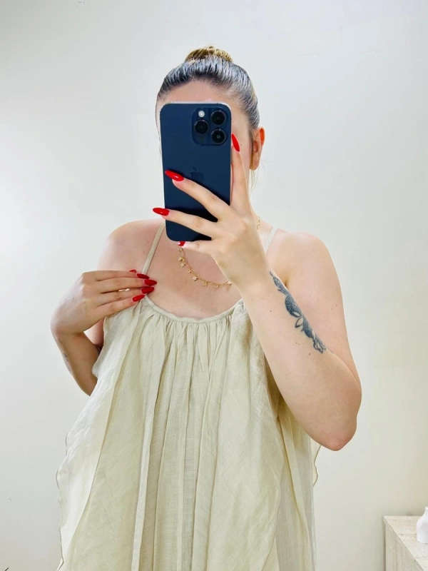 BÜZGÜLÜ ASKILI EKRU MAXİ BOY ELBİSE