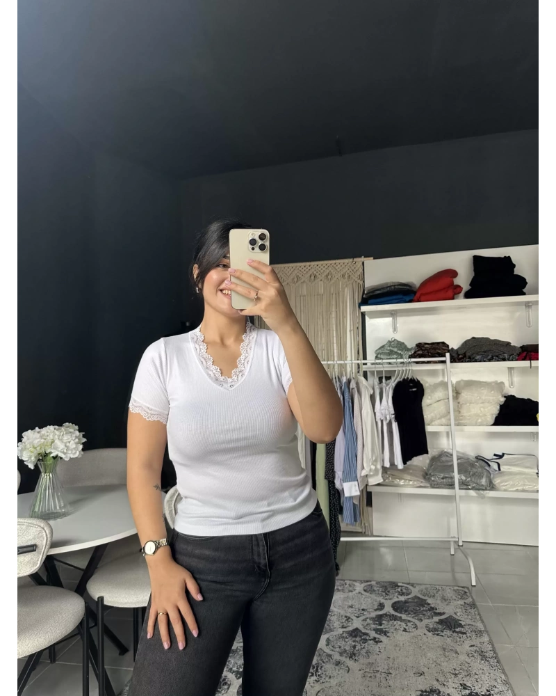 DANTELLİ BEYAZ TİŞÖRT