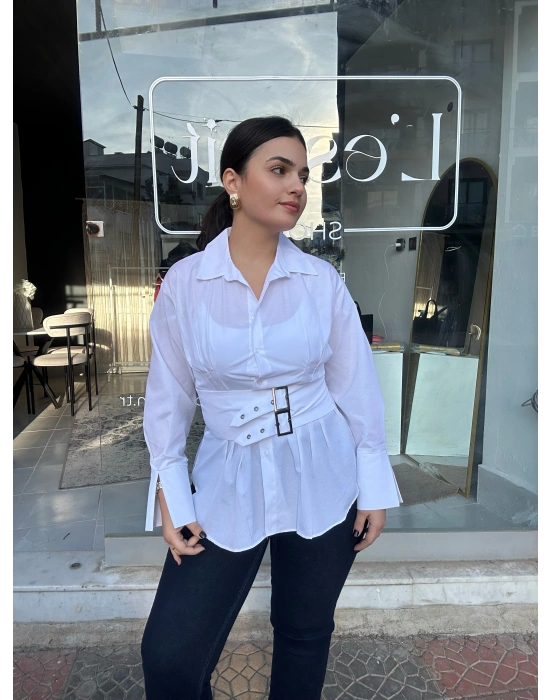 Kemer Detaylı Beyaz Gömlek
