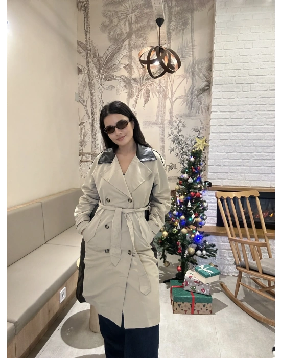 Deri Detaylı Krem Trençkot