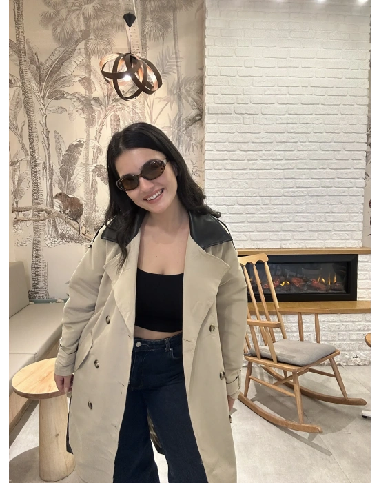 Deri Detaylı Krem Trençkot