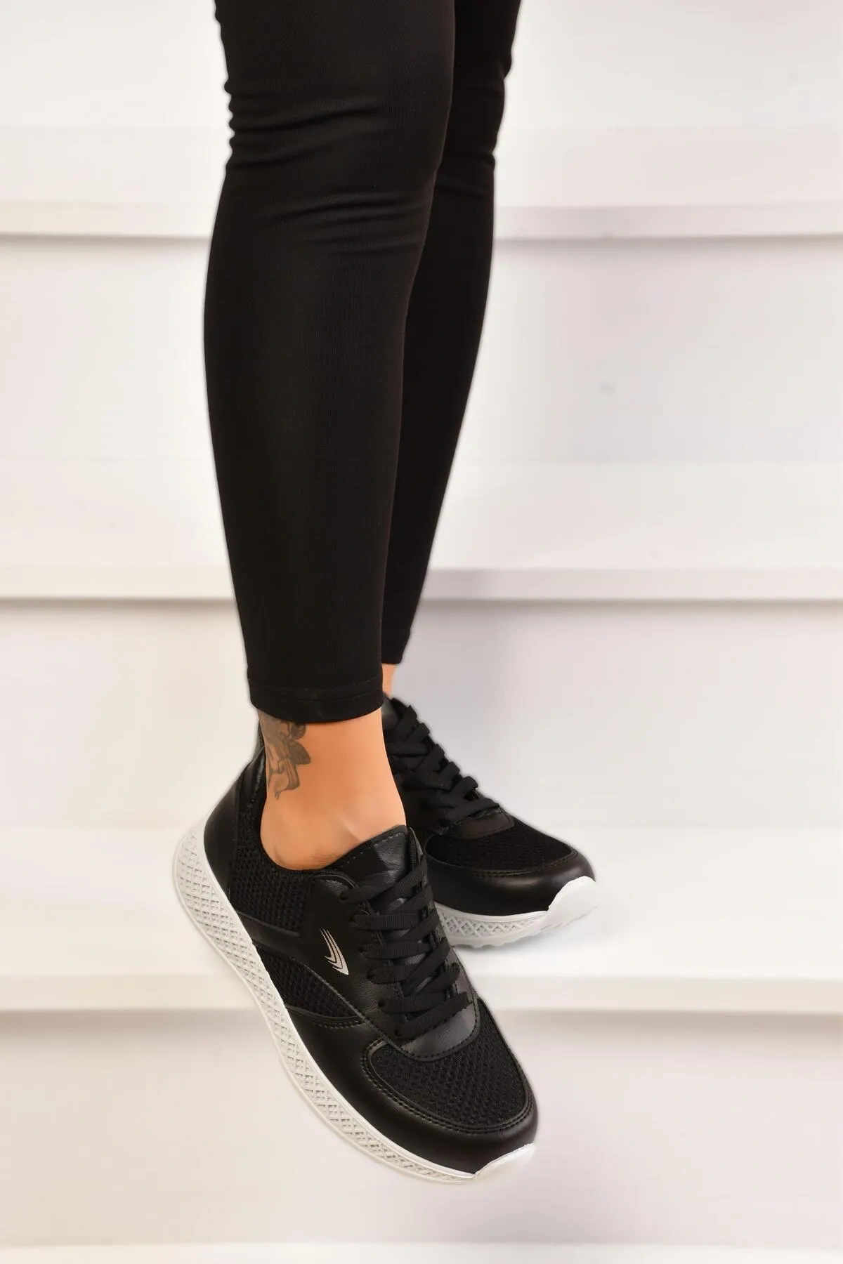 Kalın Taban Fileli Siyah Beyaz Spor Ayakkabı