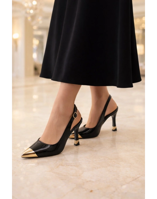 Kadın Sivri Burun Metal Detaylı İnce Topuk Tokalı Ayakkabı