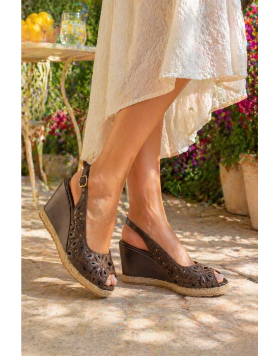 Kadın Lazer Kesim Dolgu Topuk Sandalet