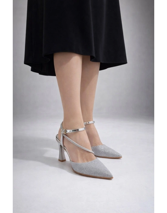 Zarafetin Işıltısı: Simli İnce Topuk Kadın Ayakkabısı