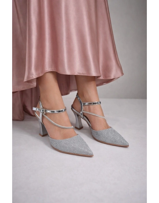 Zarafetin Işıltısı: Simli İnce Topuk Kadın Ayakkabısı