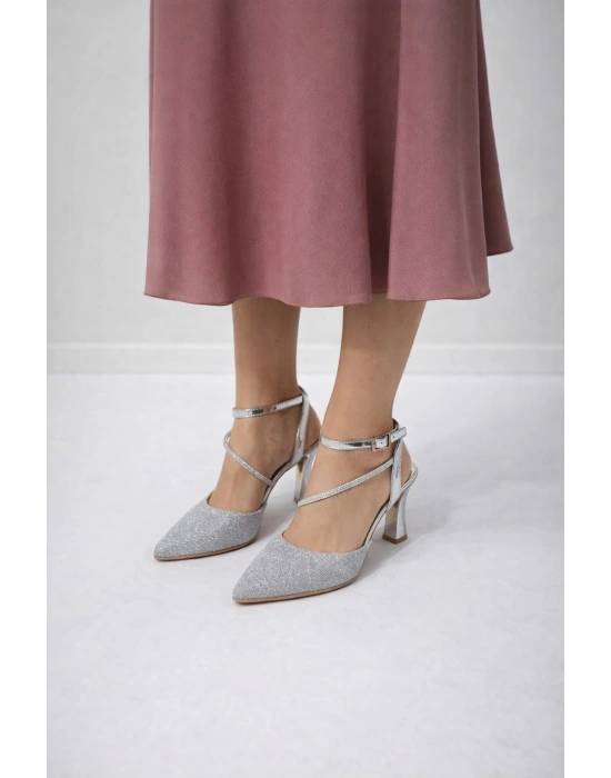 Zarafetin Işıltısı: Simli İnce Topuk Kadın Ayakkabısı