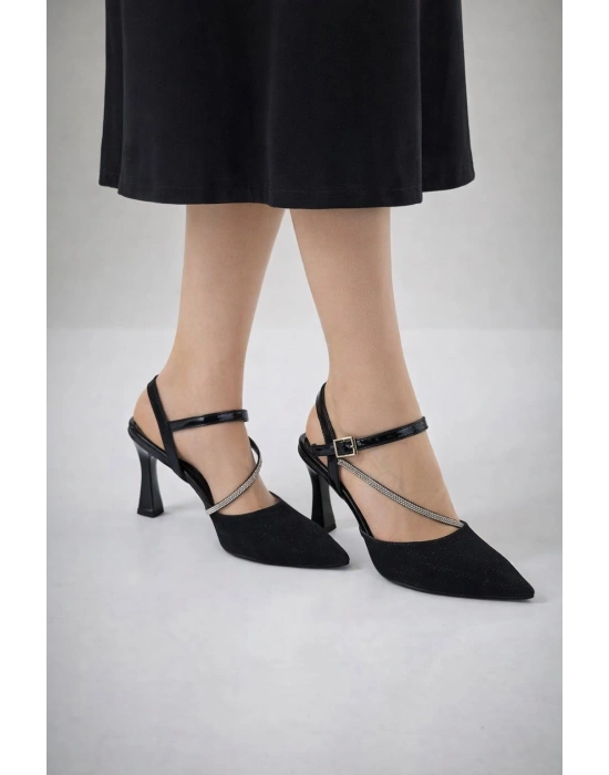 Zarafetin Işıltısı: Simli İnce Topuk Kadın Ayakkabısı