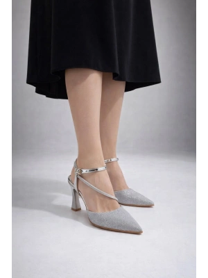 Zarafetin Işıltısı: Simli İnce Topuk Kadın Ayakkabısı