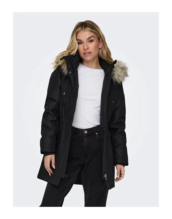 Kürklü Kadın Parka