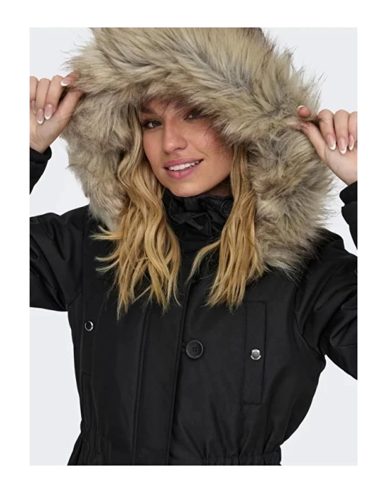 Kürklü Kadın Parka
