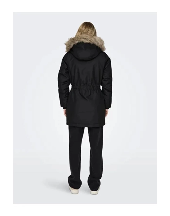 Kürklü Kadın Parka