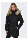 Kürklü Kadın Parka