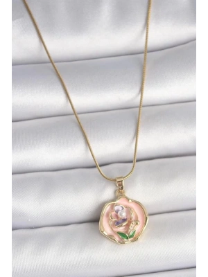 316L Çelik Gold Renk Zincir Pembe Renkli Çiçek İşlemeli İnci Detay Portre Model Kadın Kolye