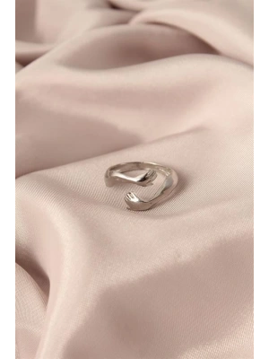 Ayarlamalı Gümüş Renk Metal Sarılan Eller Model Kadın Yüzük