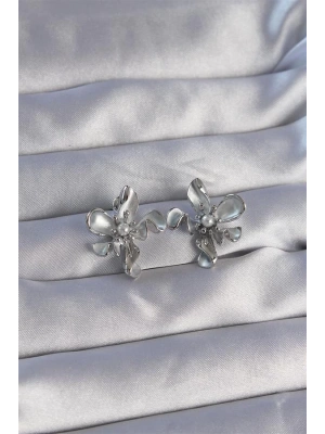 Pirinç Gümüş Renk İnci Detay Çiçek Tasarımlı Küpe