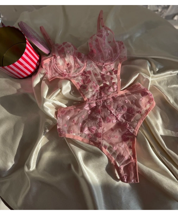 PEMBE KALP DETAY BODYSUİT