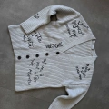 GRİ GRAFFİTİ NAKIŞ DETAYLI TRİKO HIRKA