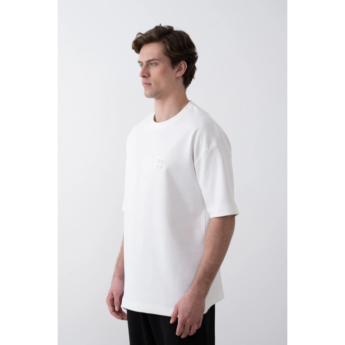 BEYAZ OVERSİZE KALIP KABARTMALI BASKI TİŞORT