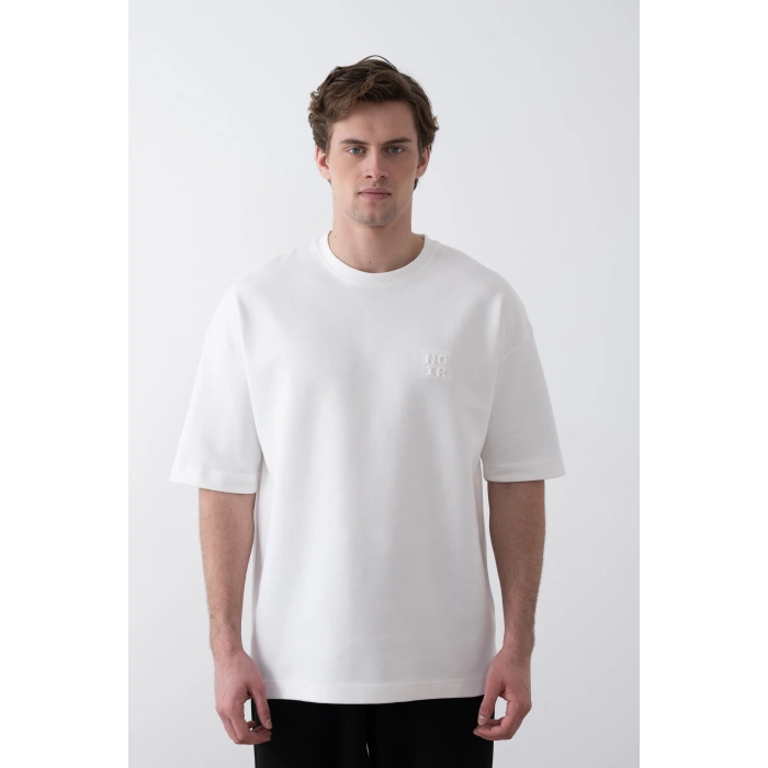 BEYAZ OVERSİZE KALIP KABARTMALI BASKI TİŞORT