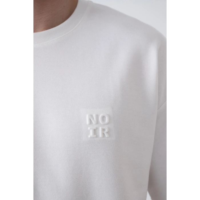 BEYAZ OVERSİZE KALIP KABARTMALI BASKI TİŞORT