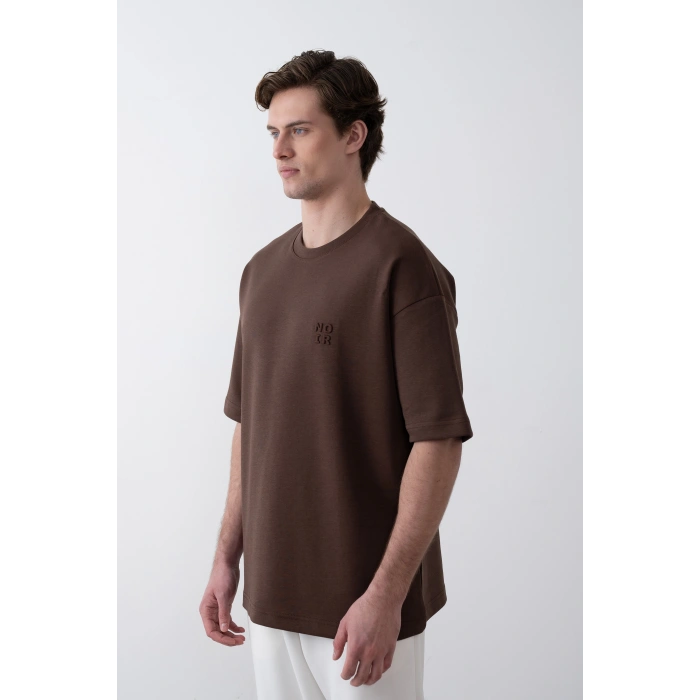 KAHVERENGİ OVERSİZE KALIP KABARTMALI BASKI TİŞORT