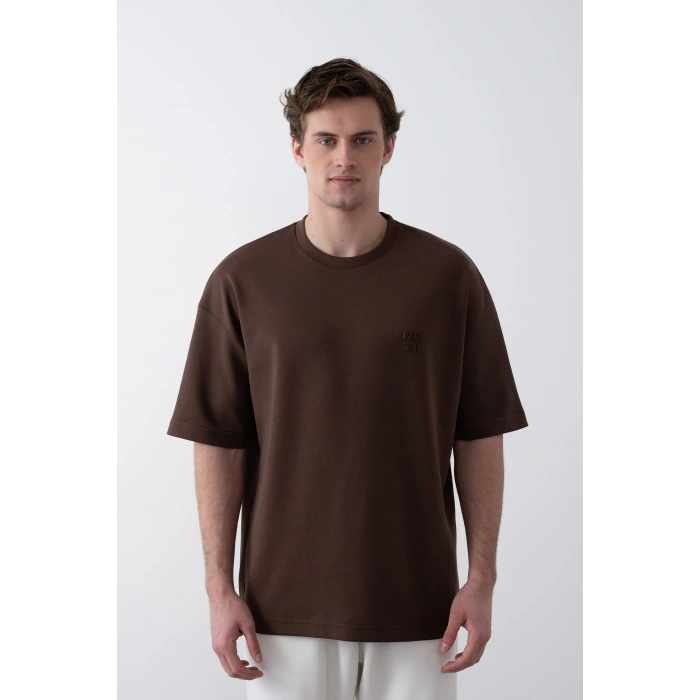 KAHVERENGİ OVERSİZE KALIP KABARTMALI BASKI TİŞORT