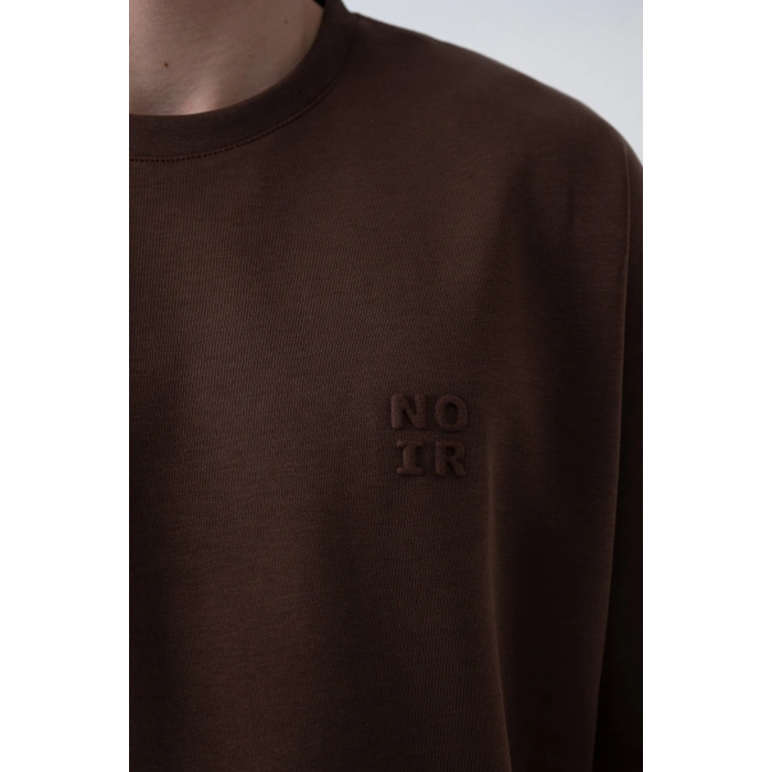 KAHVERENGİ OVERSİZE KALIP KABARTMALI BASKI TİŞORT