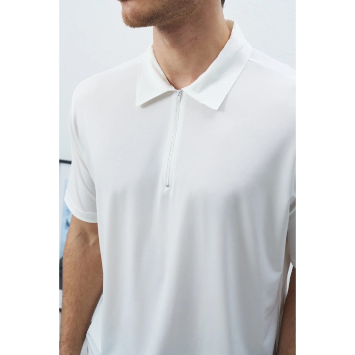 BEYAZ FERMUARLI POLO YAKA TİŞÖRT