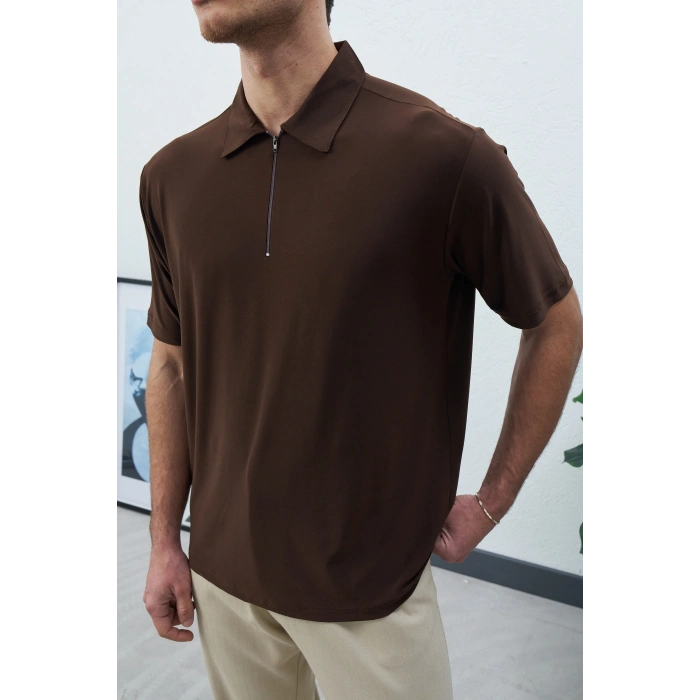 KAHVERENGİ FERMUARLI POLO YAKA TİŞÖRT